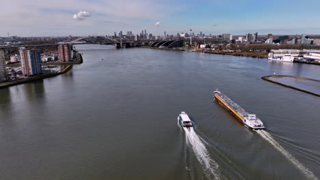 Envío-En-El-Nuevo-Río-Mosa-Hacia-El-Puente-Van-Brienenoord-En-Rotterdam