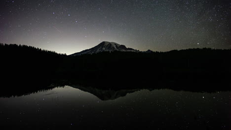 Monte-Rainier-Estrellas-Reflejadas-En-El-Lago-De-Reflexión-En-La-Noche