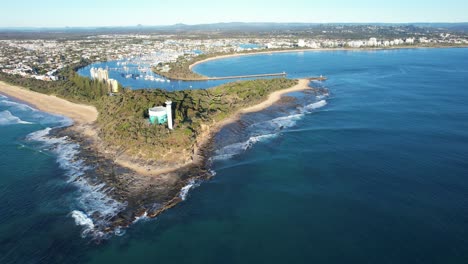 playa y faro de point cartwright en buddina, área de la costa del sol, queensland, australia