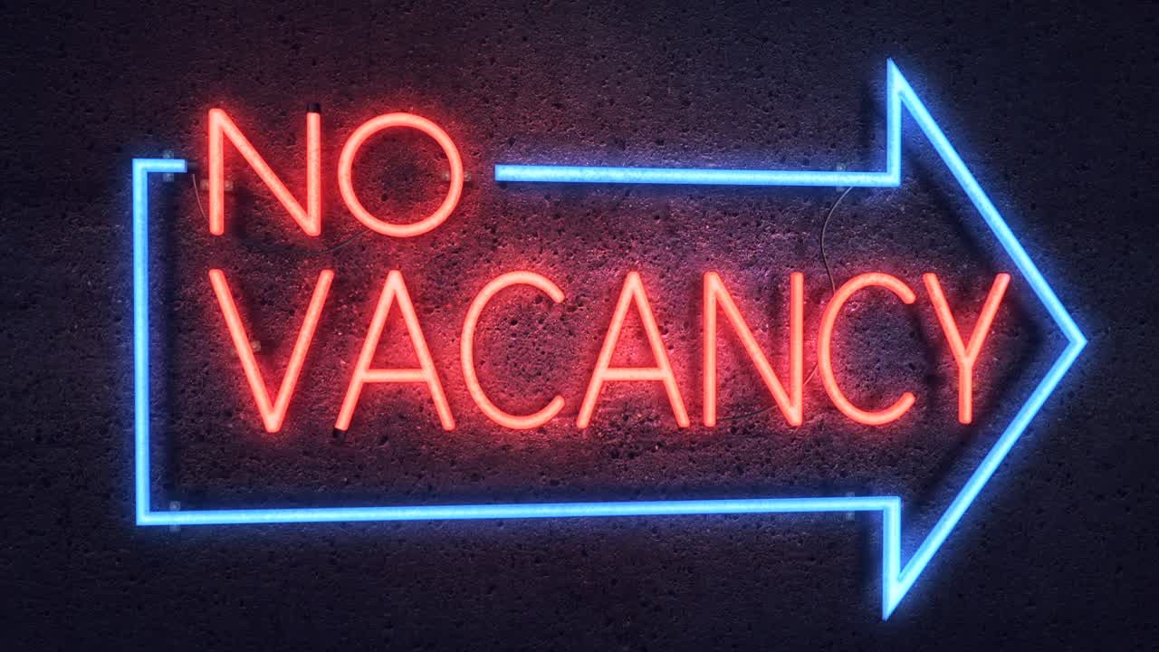 Render 3D realistico di un'insegna al neon animata, vivida e vibrante, che lampeggia, inizialmente con la parola Vacancy illuminata e poi con la parola No che si accende a intermittenza, con uno sfondo di muro in cemento.
