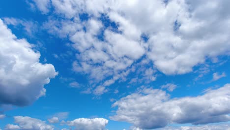 Zeitraffer-Langsamer,-Bauschiger-Wolken,-Die-Sich-Am-Himmel-Bewegen