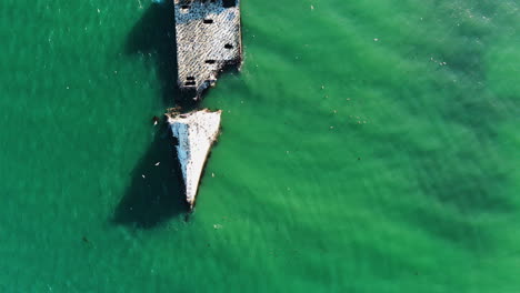 Vista-Aérea-Sobre-Un-Naufragio-En-El-Soleado-Río-Del-Mar,-EE.UU.---De-Arriba-Hacia-Abajo,-Disparo-De-Drone