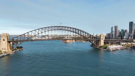 Toma-Aérea-Del-Puente-Del-Puerto-De-Sydney-Panorámica-Hacia-El-CDB-De-Sydney-Al-Atardecer,-Australia