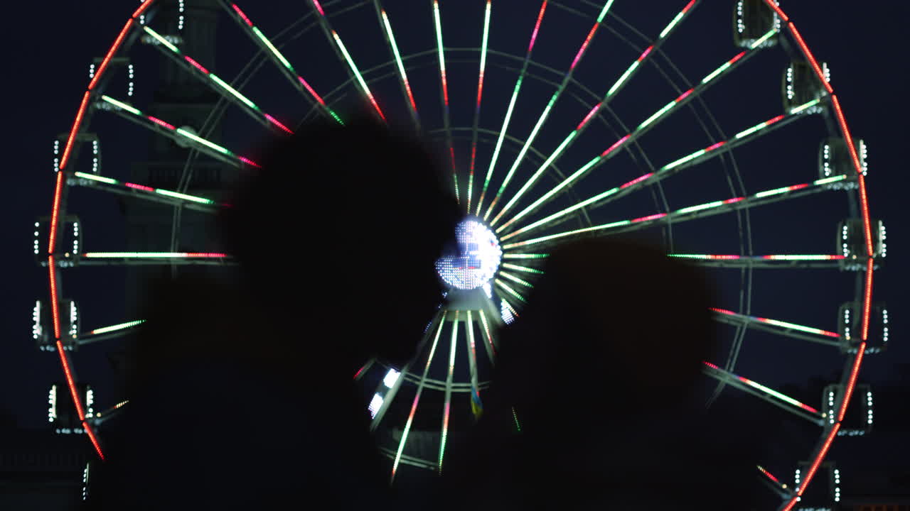 любовная пара целуется силуэт на открытом воздухе