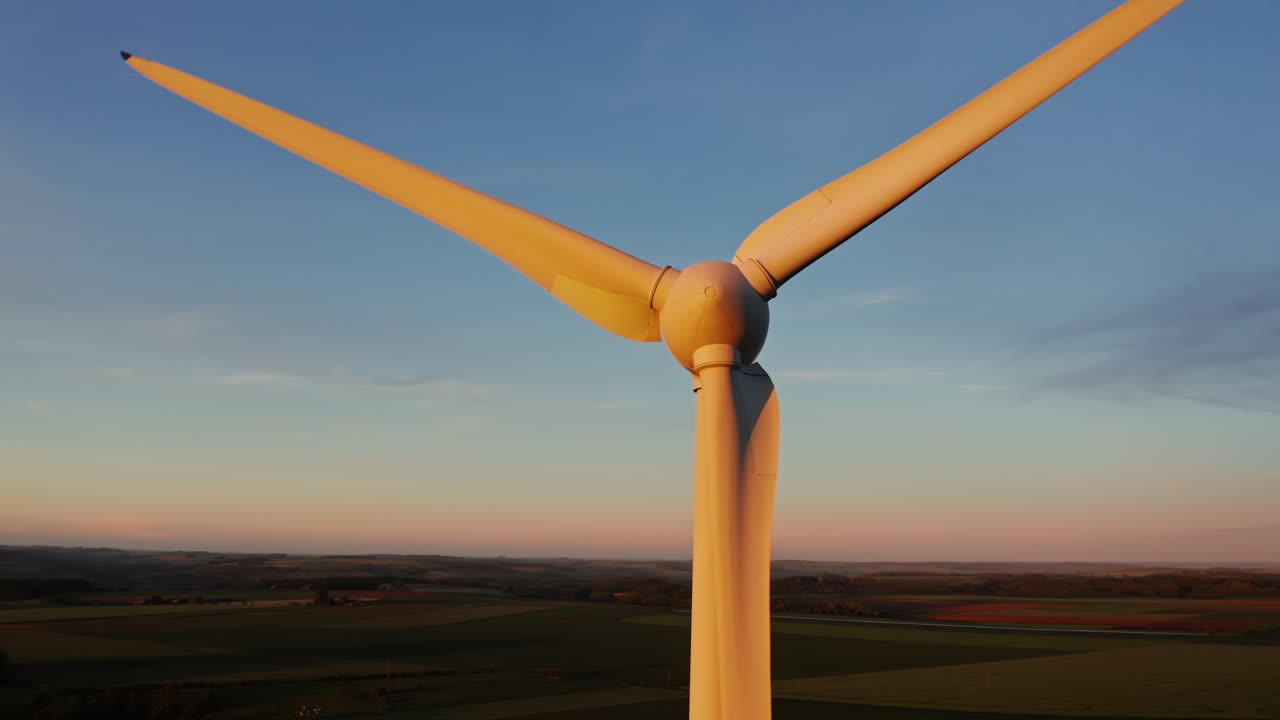 해가 지면 풍력 터빈