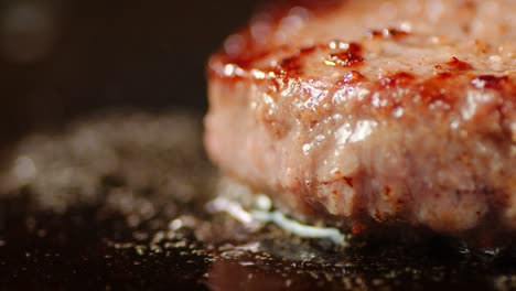 la carne de hamburguesa se fría en aceite caliente con vapor caliente.