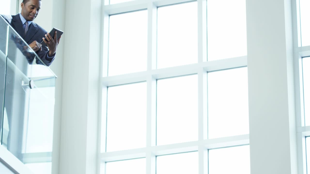 мужчина-афроамериканский финансовый консультант с помощью беспроводного планшета