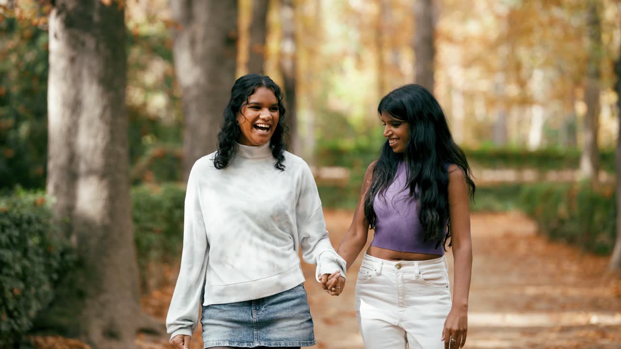 Duas mulheres aproveitando um dia no parque