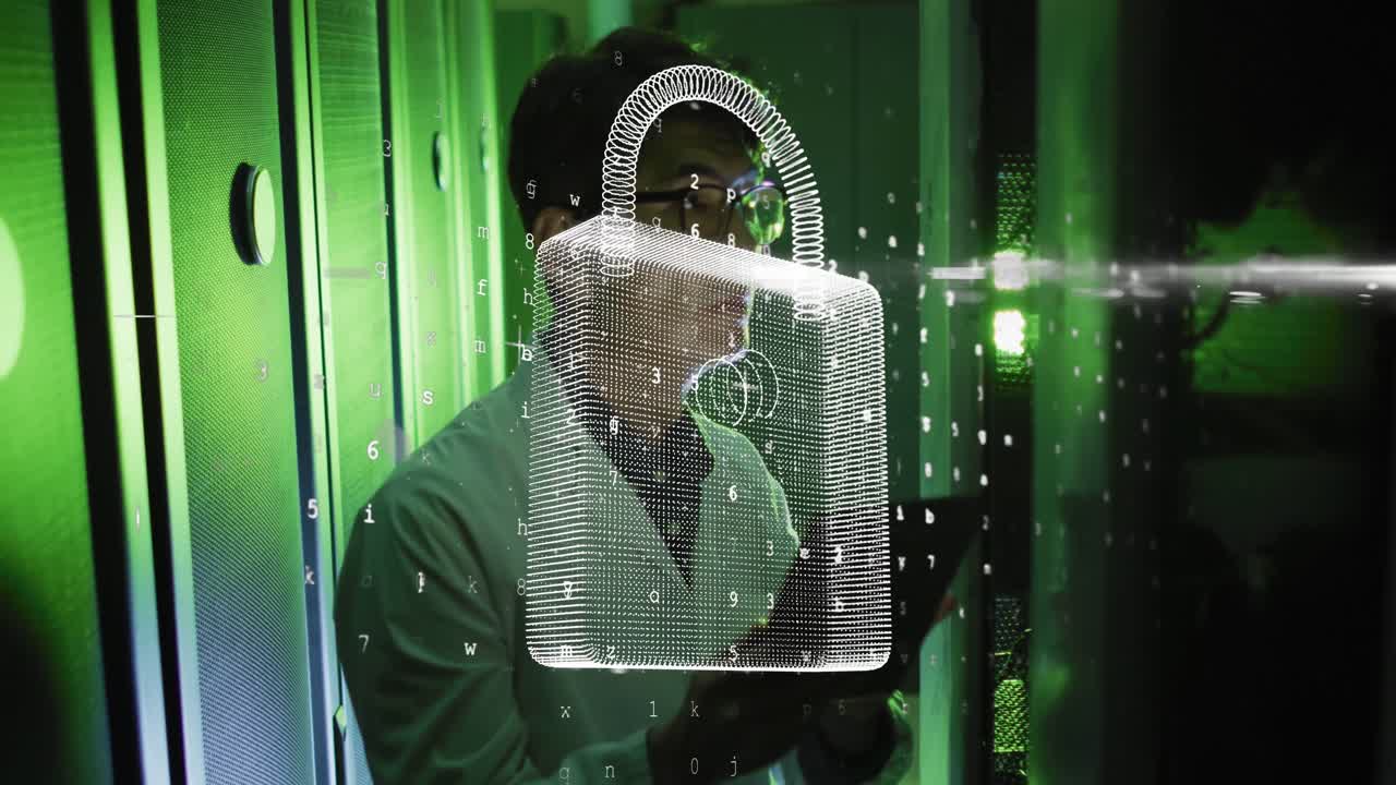 animación de un candado sobre un ingeniero asiático con una tableta por un servidor de computadora