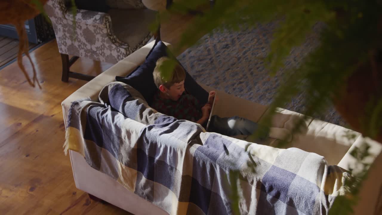 집에서 휴식을 취하는 소년