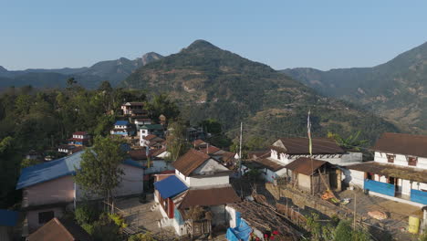 Vista-Aérea-Desde-Un-Dron-Dentro-Del-Tranquilo-Pueblo-De-Lamjung,-Nepal