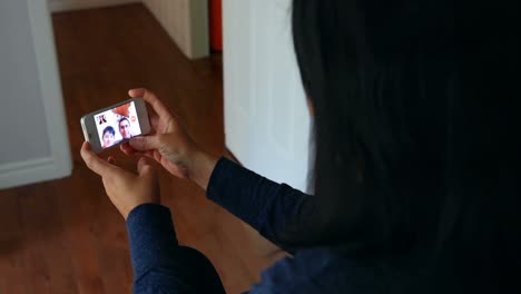 mujer usando teléfono móvil en la sala de estar 4k