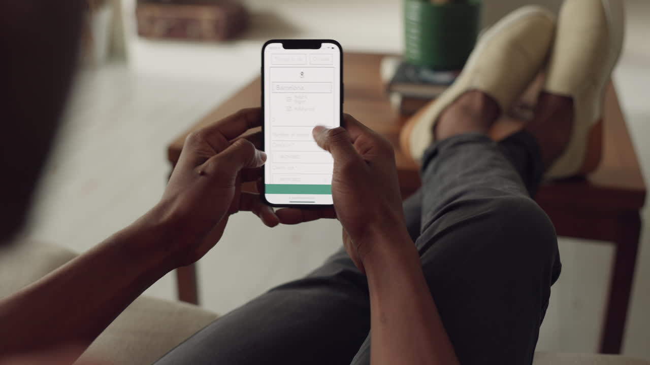 manos de hombre negro, teléfono y aplicación de reserva de viajes