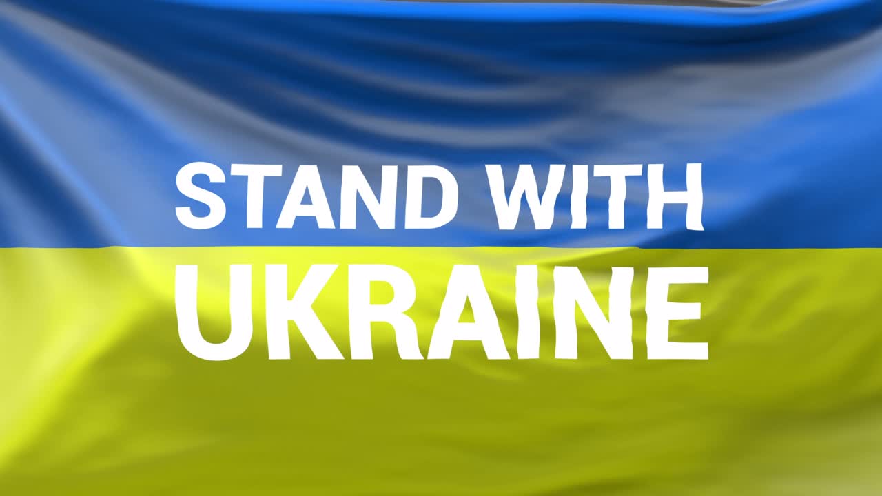 우크라이나 국기 위에 '우크라이나와 함께 서'라는 텍스트. 바람에 흔들리는 우크라이나 발. 전체 화면 배경