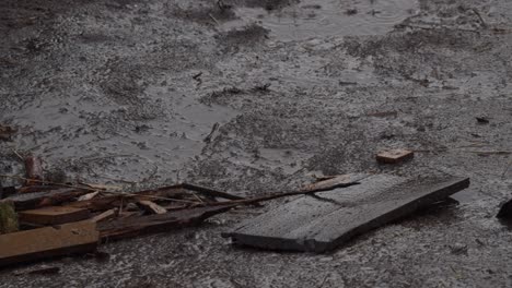 Gota-De-Lluvia-De-Primer-Plano-En-El-Suelo-Suciedad-De-Barro-Con-Basura