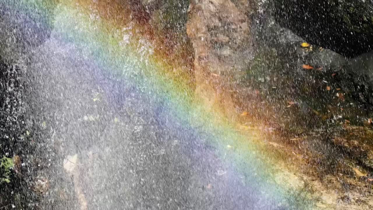 활기찬 무지개가 폭포 위에 형성됩니다.