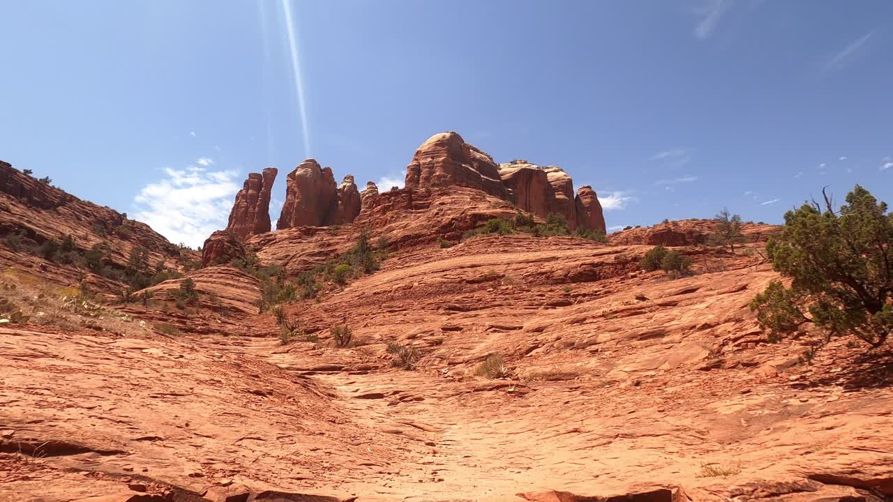 Vista panoramica e cinematografica di Cathedral Rock, arenaria naturale a Sedona, Arizona.