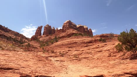 Vista-Escénica-Y-Cinematográfica-Sobre-La-Roca-De-La-Catedral,-Arenisca-Natural-En-Sedona,-Arizona