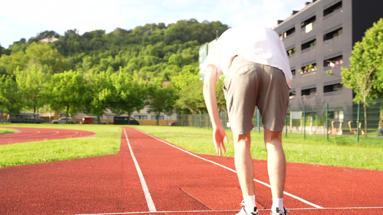 달리기 트랙 에서 고 있는 사람
