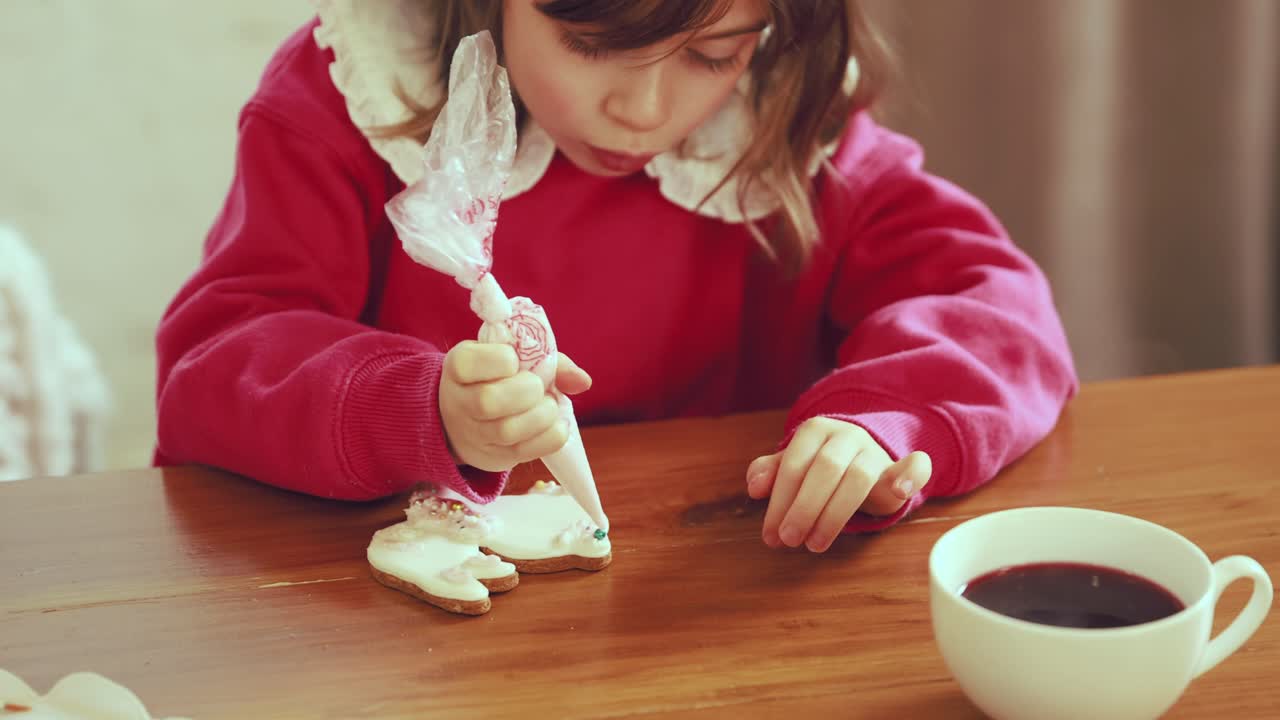 niño decorando galletas de pan de jengibre