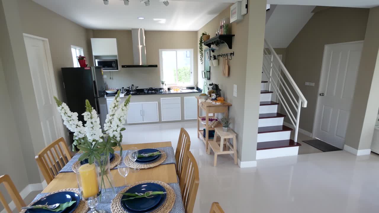 식당 및 주방 공간과 연결된 현대적인 개방형 주택 거실 공간