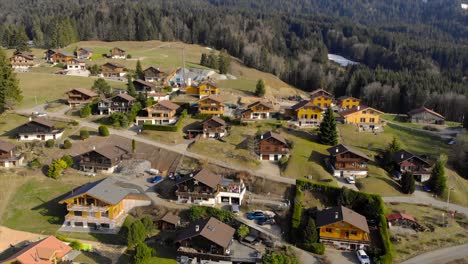 Dronie-Aufnahmen-über-Ein-Schweizer-Chalet-Dorf
