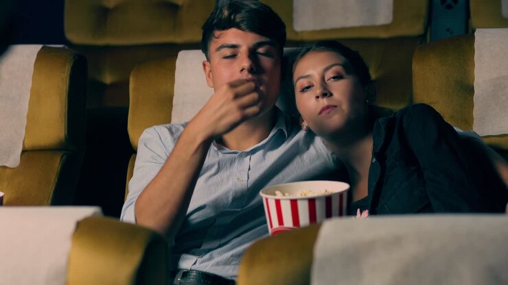 Publikum ser film i biografen.