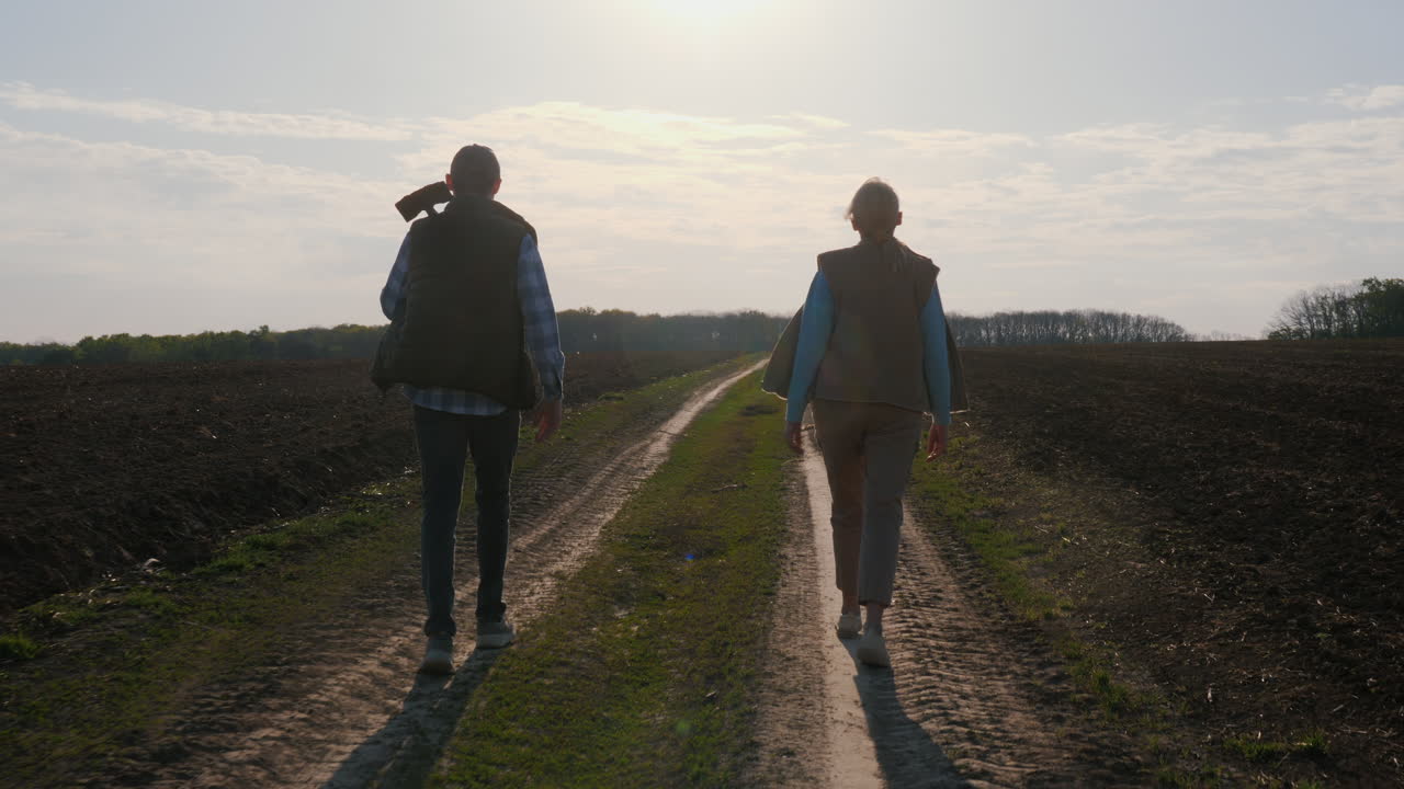 Coppia che cammina su una strada di campagna