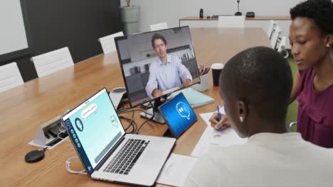 personas de negocios diversas haciendo videollamadas y usando computadora portátil con chat digital en la pantalla en la oficina