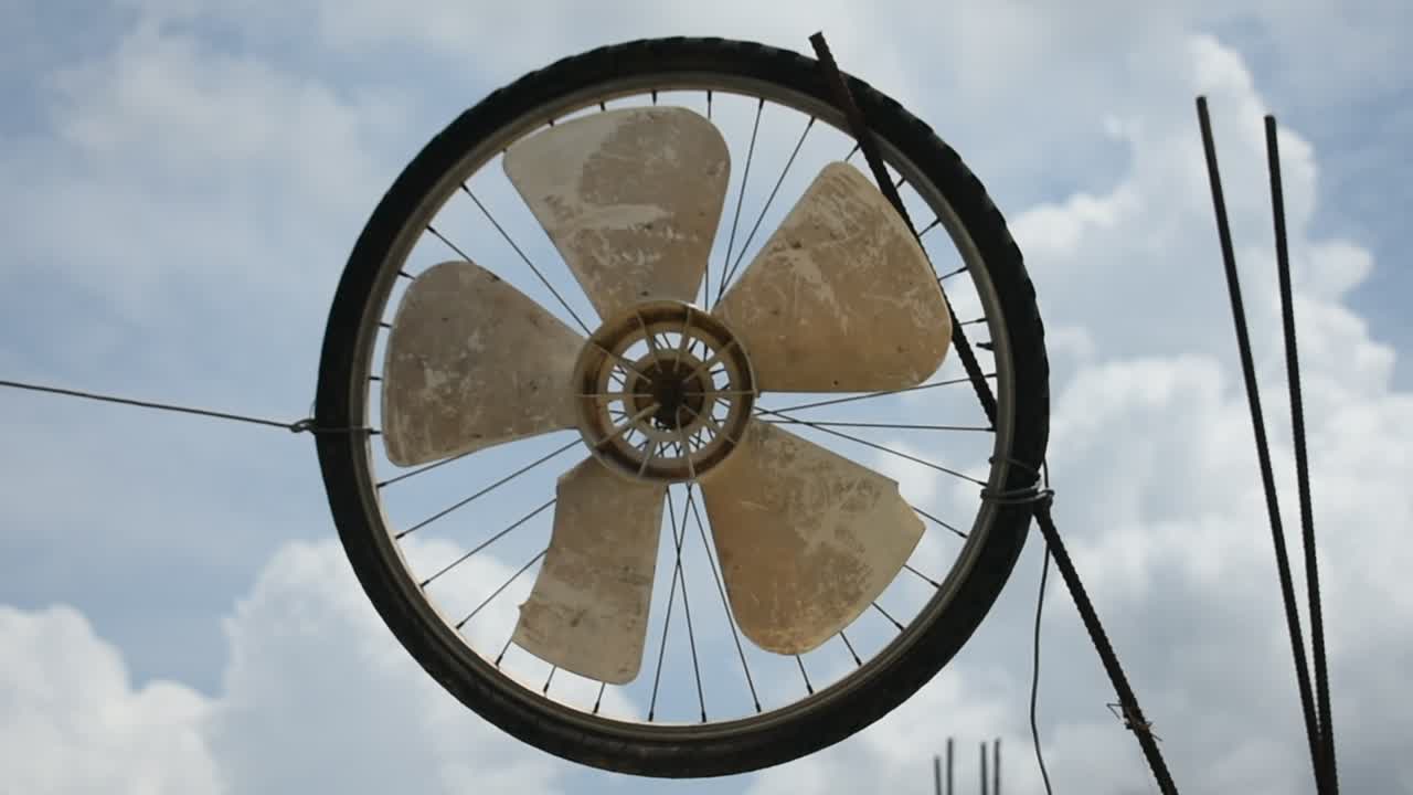 자전거 타이어에 고정된 팬이 공기로 인해 회전합니다.