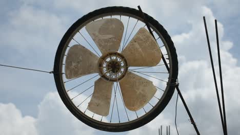 el ventilador fijado en un neumático de bicicleta está girando debido al aire