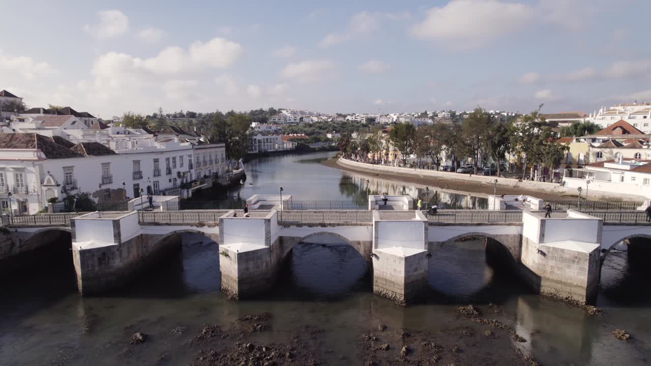 antena revela viejo puente sobre el río gilão, tavira, algarve, portugal