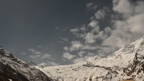 Zeitraffer-Während-Eines-Sonnenaufgangs,-Wolken-Ziehen-Im-Winter-über-Die-Schneebedeckten-Berge-Von-Saas-Fee