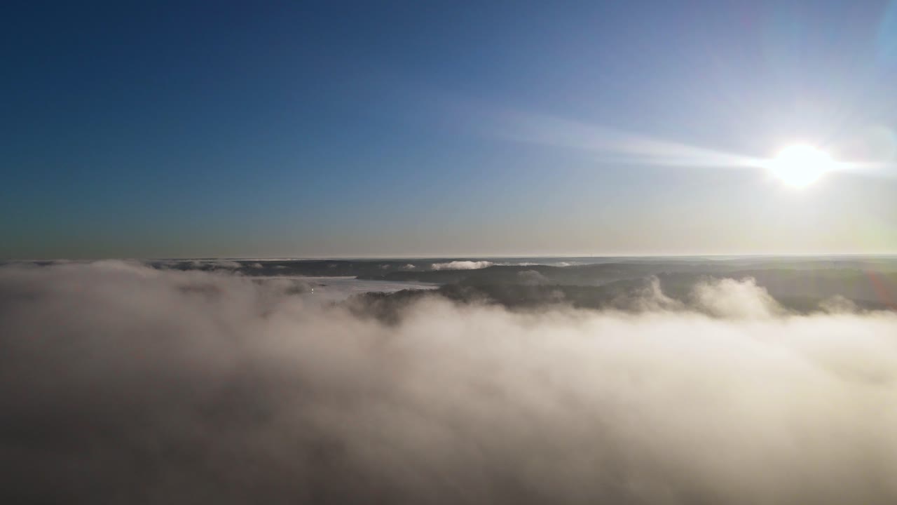 amanecer sobre las nubes en el medio oeste, estados unidos - establecimiento aéreo con espacio de copia en el cielo