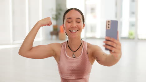 mujer, llamada de video y músculo después del entrenamiento