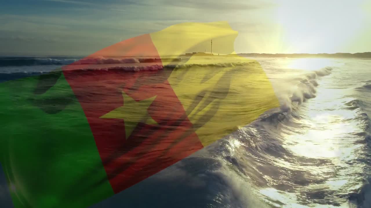 animación de la bandera de camerún ondeando sobre el paisaje de la playa, la puesta de sol y el mar