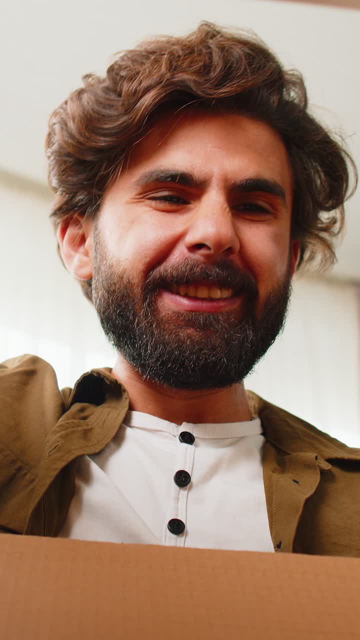 feliz hombre árabe comprador desempaque caja de cartón entrega paquete compras en línea compra en casa