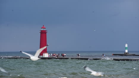 Roter-Leuchtturm-Bei-Stürmischem-Wetter-Am-Strand-Schön