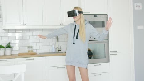 mujer con auriculares vr