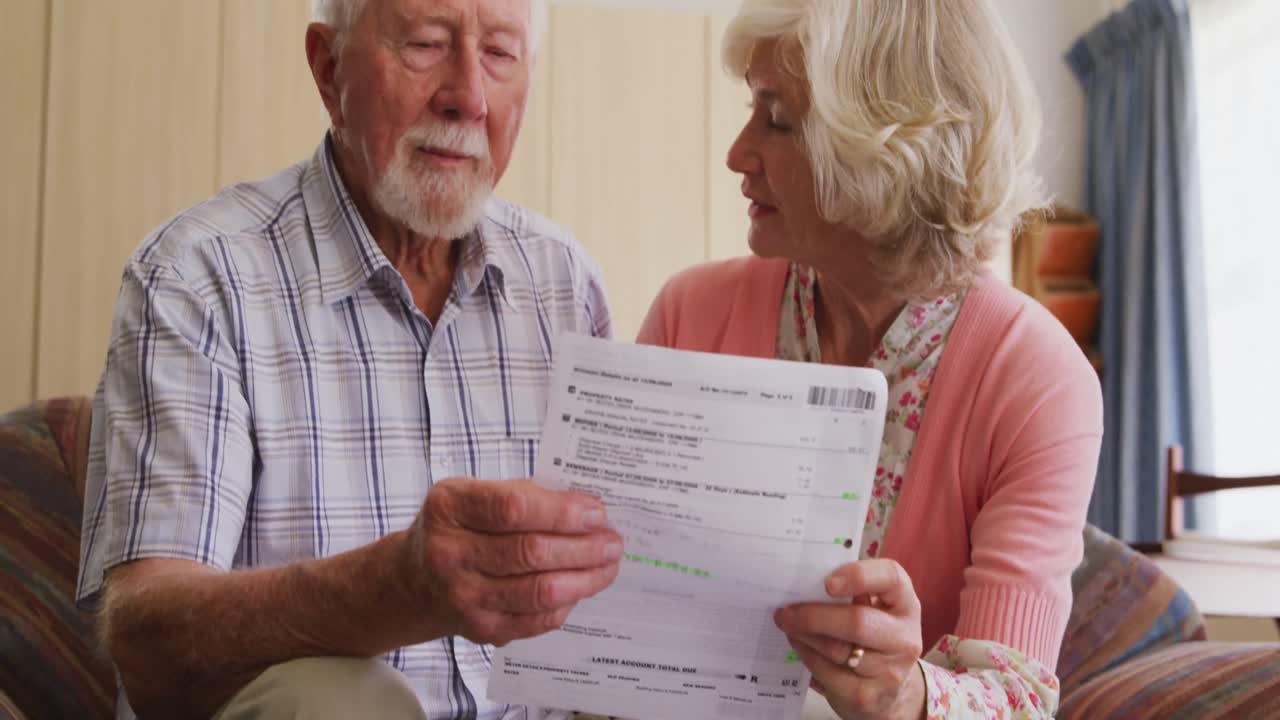 la pareja mayor hace trabajo administrativo.