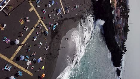 fotografía aérea vertical establecida de playa de la arena tenerife island hot spot travel destino de vacaciones