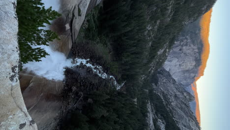 el río merced visto desde arriba nevada fall - vertical