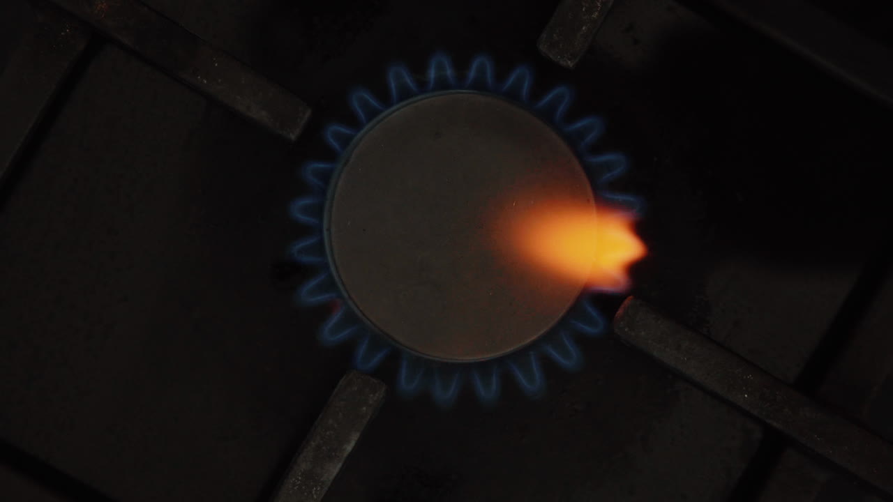 켜져 있는 가스 렌지의 하향식 샷