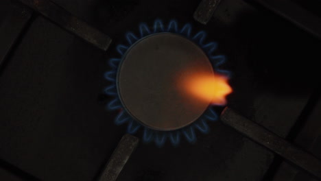 toma de arriba hacia abajo de una estufa de gas que se está encendiendo