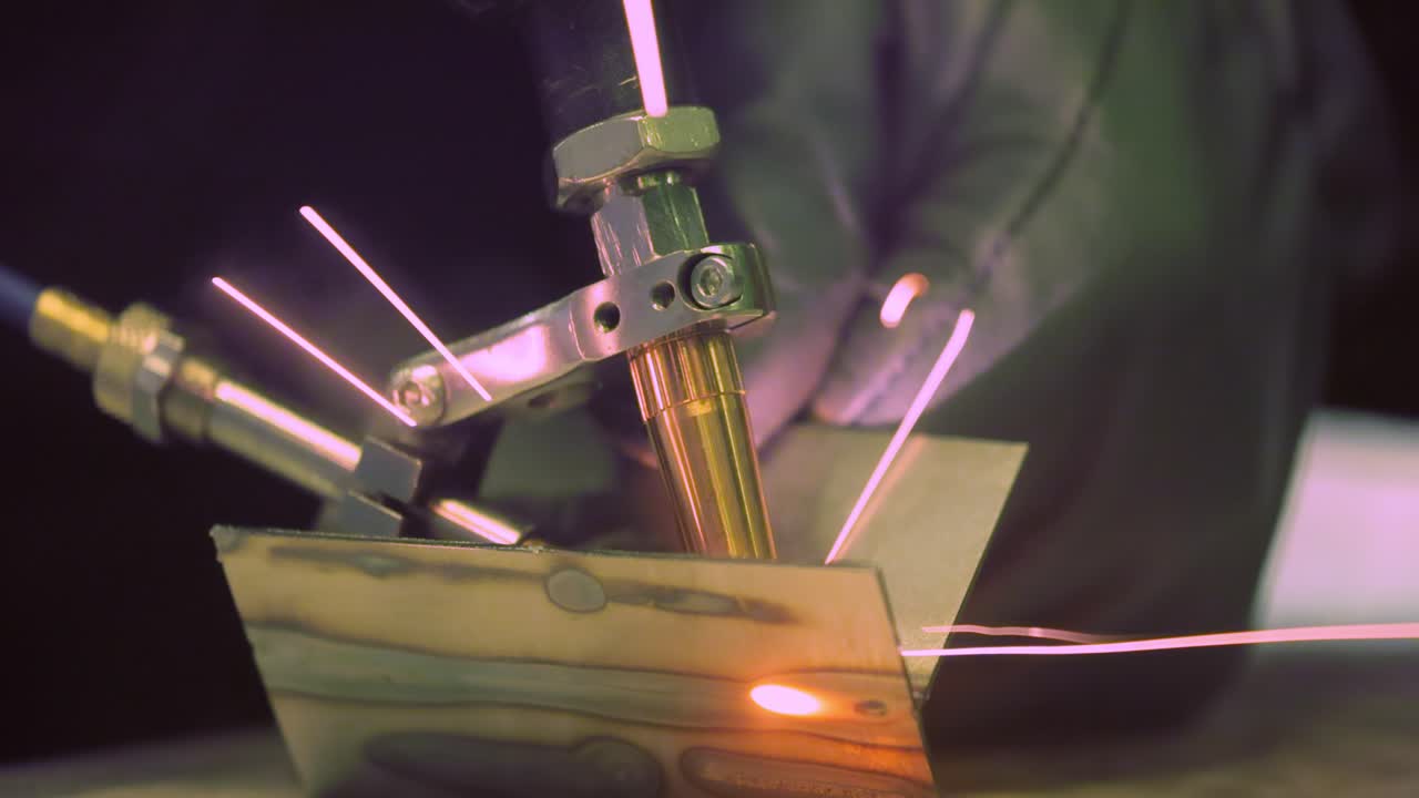 máquina de soldadura láser con pistola de mano. la soldadura láser se muestra en primer plano.