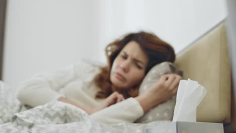 Mujer-Enferma-Que-Se-Siente-Mal-En-El-Dormitorio.-Mujer-Enferma-Estornudando-En-La-Cama.