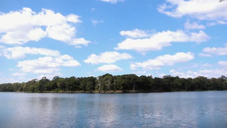 Timelapse-De-Nubes-En-Un-Cielo-Azul-Al-Lado-De-Un-Lago-Cerca-De-Angkor-Wat