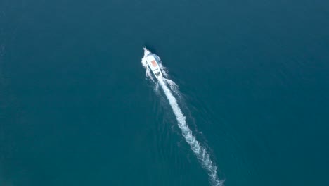 Dem-Boot-Folgen,-Während-Die-Drohne-In-Der-Luft-Ist_02