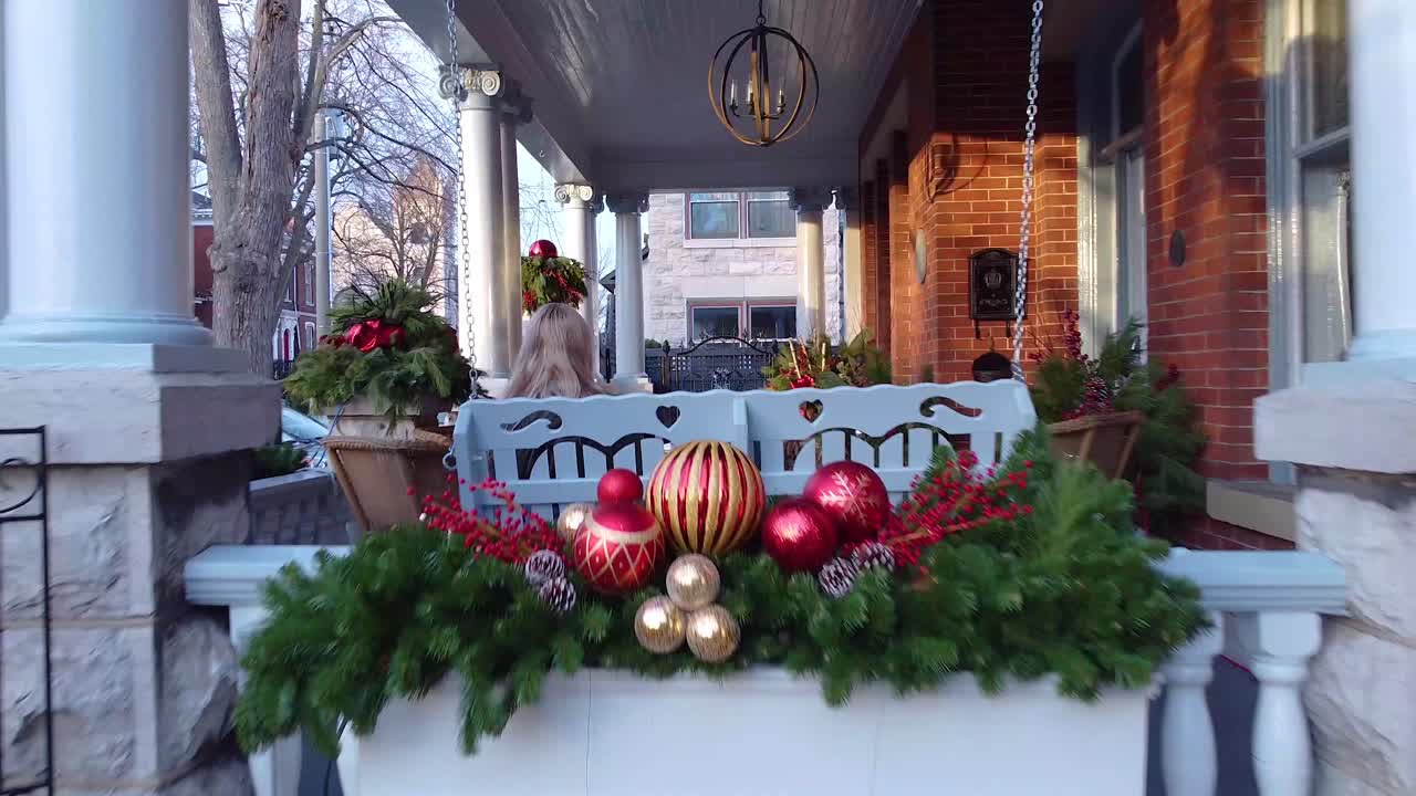 밖에 있는 작은 호텔 현관에 마스크를 쓴 1인 여행자