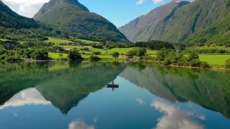 Una-Mujer-En-El-Barco-Pesca-Un-Pez-Girando-En-Noruega.